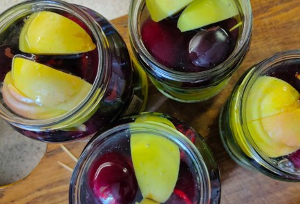 Фото шага рецепта Маринованные сливы с яблоками на зиму 190138 шаг 13  