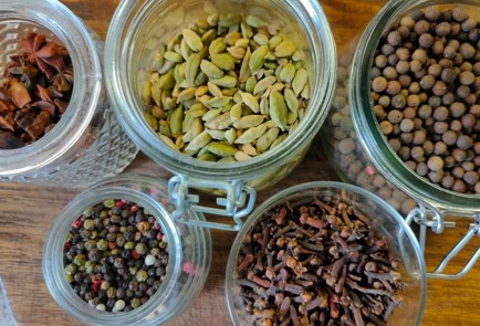 Фото шага рецепта Маринованные сливы с яблоками на зиму 190138 шаг 2  