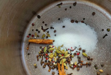 Фото шага рецепта Маринованные сливы с яблоками на зиму 190138 шаг 4  