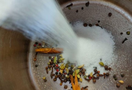 Фото шага рецепта Маринованные сливы с яблоками на зиму 190138 шаг 5  