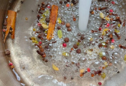 Фото шага рецепта Маринованные сливы с яблоками на зиму 190138 шаг 6  