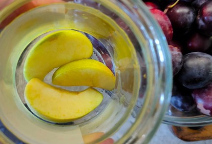 Фото шага рецепта Маринованные сливы с яблоками на зиму 190138 шаг 9  