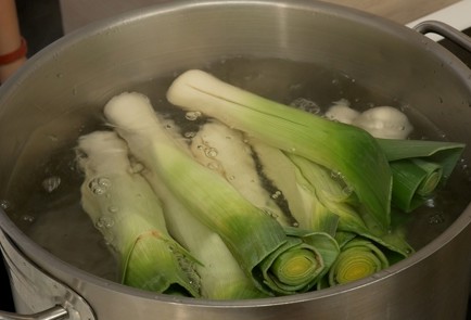 Фото шага рецепта Маринованный лукпорей с травами 39854 шаг 1  