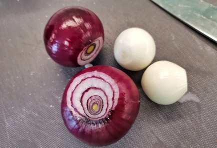 Фото шага рецепта Маринованный медовый лук к мясу 150968 шаг 2  