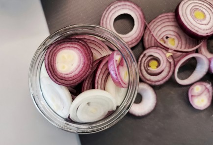 Фото шага рецепта Маринованный медовый лук к мясу 150968 шаг 4  