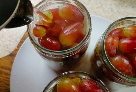 Фото шага рецепта Маринованный виноград на зиму 190052 шаг 7  