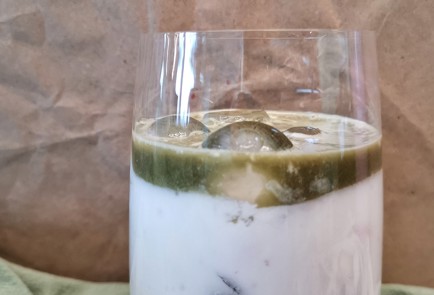 Фото шага рецепта Матча на кокосовом молоке с черешней 173902 шаг 9  