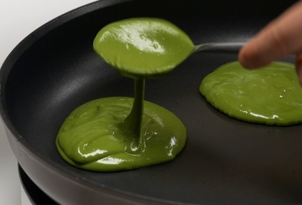 Фото шага рецепта Матчапанкейки с кокосовой сгущенкой 140582 шаг 6  