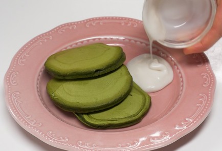 Фото шага рецепта Матчапанкейки с кокосовой сгущенкой 140582 шаг 7  