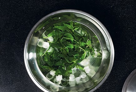 Фото шага рецепта Майонезный песто 25713 шаг 1  