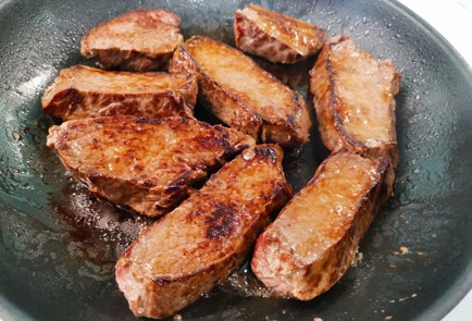 Фото шага рецепта Медальоны из говядины с французским соусом 175619 шаг 10  