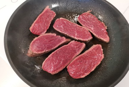 Фото шага рецепта Медальоны из говядины с французским соусом 175619 шаг 9  