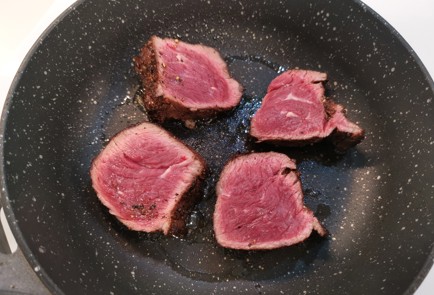 Фото шага рецепта Медальоны из говядины 175941 шаг 9  