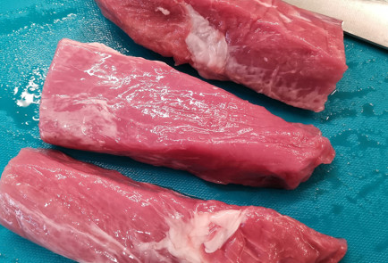 Фото шага рецепта Медальоны из свиной вырезки с майораном 151547 шаг 1  