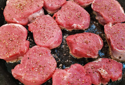 Фото шага рецепта Медальоны из свиной вырезки с майораном 151547 шаг 11  