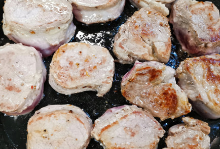 Фото шага рецепта Медальоны из свиной вырезки с майораном 151547 шаг 12  