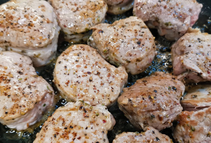 Фото шага рецепта Медальоны из свиной вырезки с майораном 151547 шаг 14  