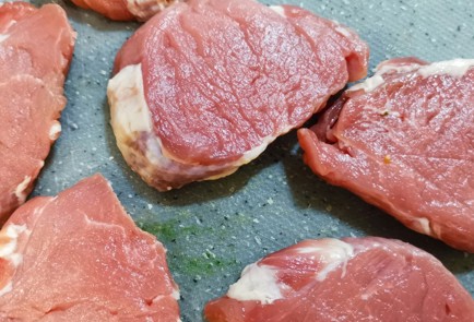 Фото шага рецепта Медальоны из свиной вырезки 173686 шаг 1