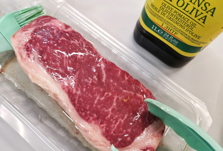 Фото шага рецепта Медовогорчичный стейк стриплойн из мраморной говядины 151493 шаг 2  