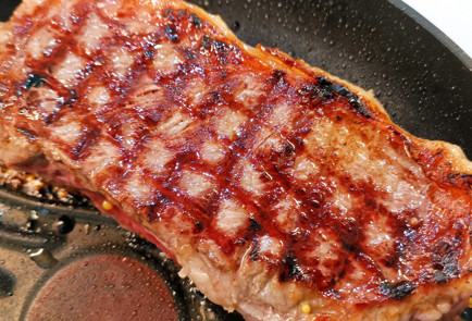 Фото шага рецепта Медовогорчичный стейк стриплойн из мраморной говядины 151493 шаг 6  