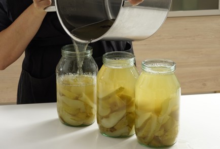 Фото шага рецепта Медовый компот с грушами и пряностями 152705 шаг 5  