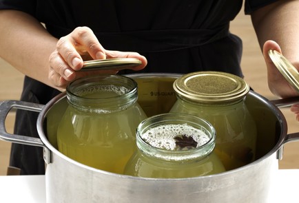 Фото шага рецепта Медовый компот с грушами и пряностями 152705 шаг 6  