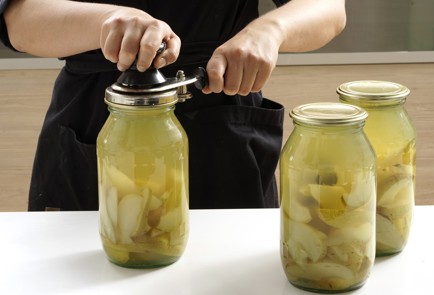 Фото шага рецепта Медовый компот с грушами и пряностями 152705 шаг 9  