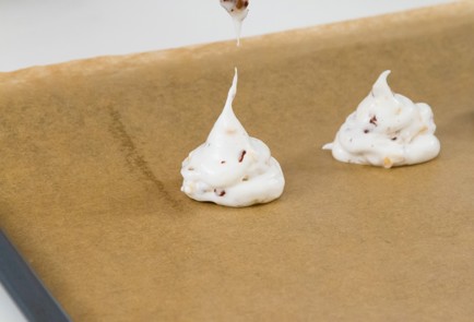 Фото шага рецепта Меренги с фундуком и шоколадом 80789 шаг 5  