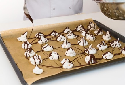 Фото шага рецепта Меренги с фундуком и шоколадом 80789 шаг 6  