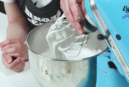 Фото шага рецепта Меренговый рулет с клубникой 173857 шаг 1  