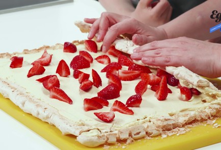 Фото шага рецепта Меренговый рулет с клубникой 173857 шаг 10  