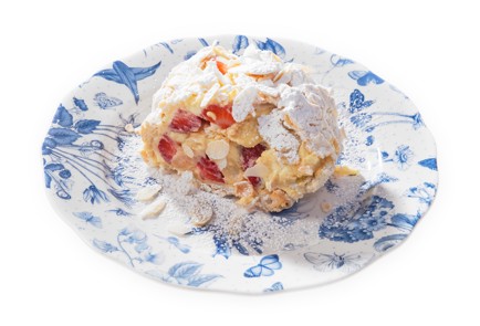 Фото шага рецепта Меренговый рулет с клубникой 173857 шаг 11  