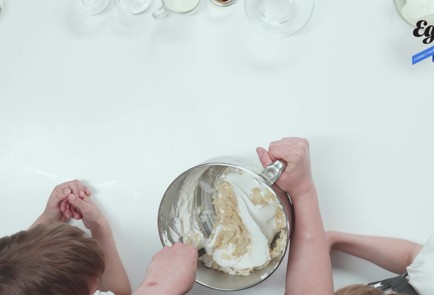 Фото шага рецепта Меренговый рулет с клубникой 173857 шаг 2  