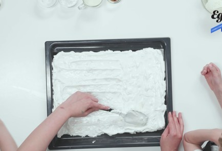 Фото шага рецепта Меренговый рулет с клубникой 173857 шаг 3  