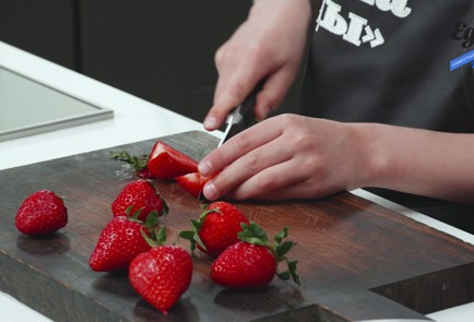 Фото шага рецепта Меренговый рулет с клубникой 173857 шаг 4  