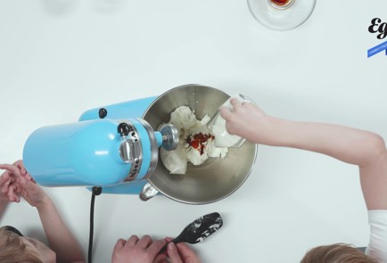 Фото шага рецепта Меренговый рулет с клубникой 173857 шаг 5  