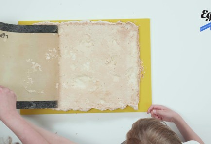 Фото шага рецепта Меренговый рулет с клубникой 173857 шаг 6  