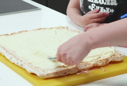 Фото шага рецепта Меренговый рулет с клубникой 173857 шаг 7  