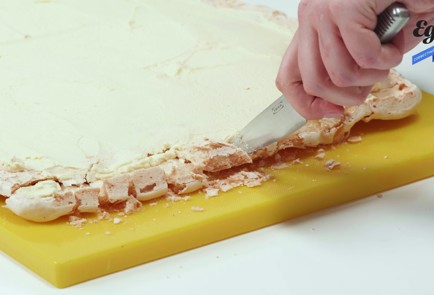 Фото шага рецепта Меренговый рулет с клубникой 173857 шаг 8  