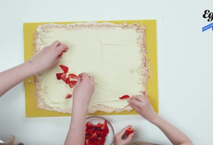 Фото шага рецепта Меренговый рулет с клубникой 173857 шаг 9  