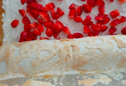 Фото шага рецепта Меренговый рулет 189285 шаг 25  