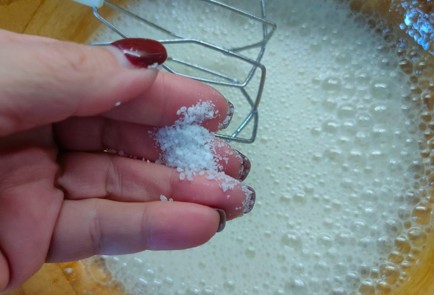 Фото шага рецепта Меренговый рулет 189285 шаг 6  