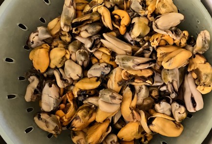 Фото шага рецепта Мидии под сливочнолуковом соусом 190844 шаг 1  