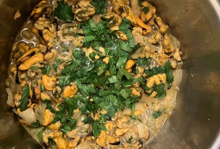 Фото шага рецепта Мидии под сливочнолуковом соусом 190844 шаг 11  