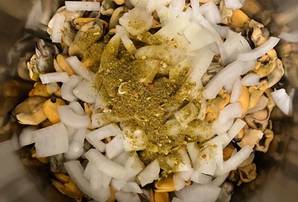 Фото шага рецепта Мидии под сливочнолуковом соусом 190844 шаг 7  