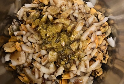 Фото шага рецепта Мидии под сливочнолуковом соусом 190844 шаг 8  