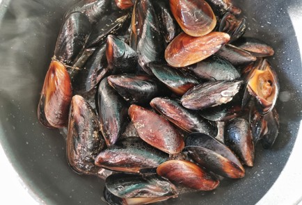 Фото шага рецепта Мидии в чесночносливочном соусе с лимонным соком 152481 шаг 1  