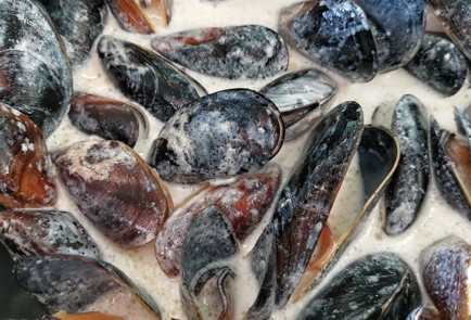 Фото шага рецепта Мидии в чесночносливочном соусе с лимонным соком 152481 шаг 2  