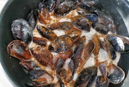 Фото шага рецепта Мидии в чесночносливочном соусе с лимонным соком 152481 шаг 3  