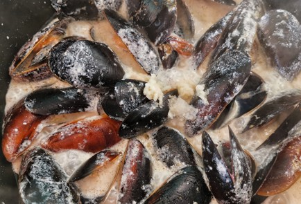 Фото шага рецепта Мидии в чесночносливочном соусе с лимонным соком 152481 шаг 4  